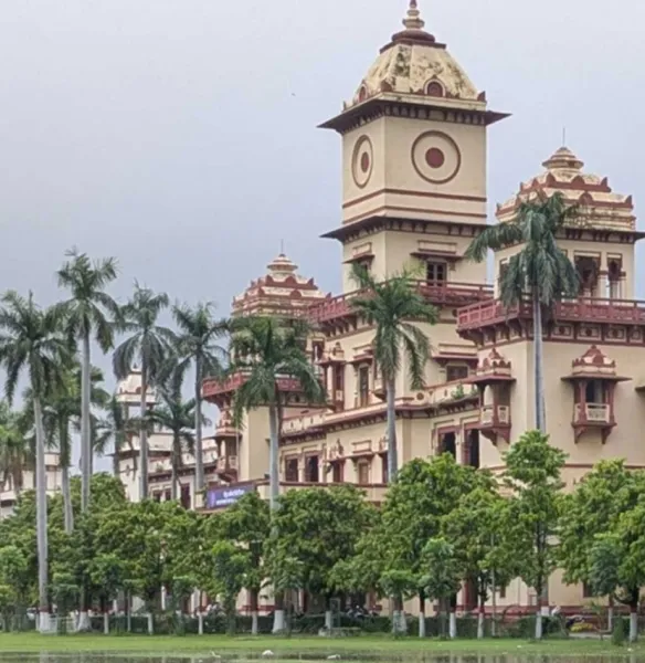 IIT BHU Scientists Develop Green Light-Activated Technology to Fight Bacterial Infections